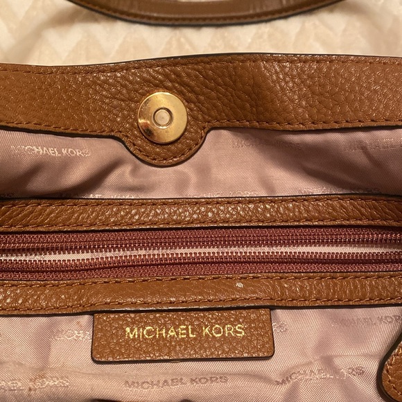 Michael Kors Brown Leather Shoulder Bag with Gold Hardware - Picture 4 of 8